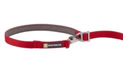RuffWear Switchbak™ Leash Red Sumac -Ruffwear Verkaufsgeschäft Web20JPG 4025 Switchbak Leash Red Sumac Handle STUDIO
