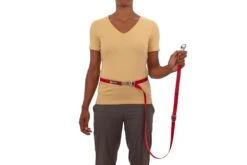 RuffWear Switchbak™ Leash Red Sumac -Ruffwear Verkaufsgeschäft Web20JPG 4025 Switchbak Leash Red Sumac Waist Worn STUDIO