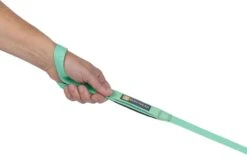 RuffWear Hi & Light™ Leash Sage Green -Ruffwear Verkaufsgeschäft Web20JPG 4085 Hi And Light Leash Sage Green Wrist STUDIO